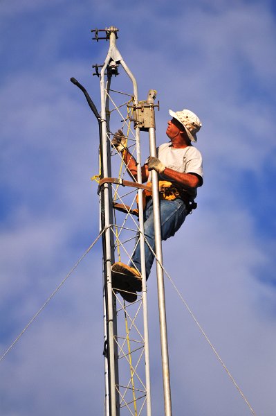 Bob-K4NBC Attaching the Gin Pole 03.jpg